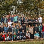 Gruppenbild von vielen jungen Menschen